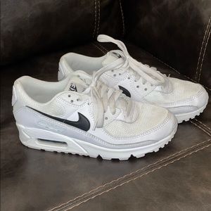Nike Air Max 90 tennis shoe